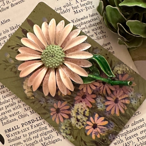Enamel Mod Flower Brooch 1960s Pink Daisy Flower Pin - Picture 2 of 6